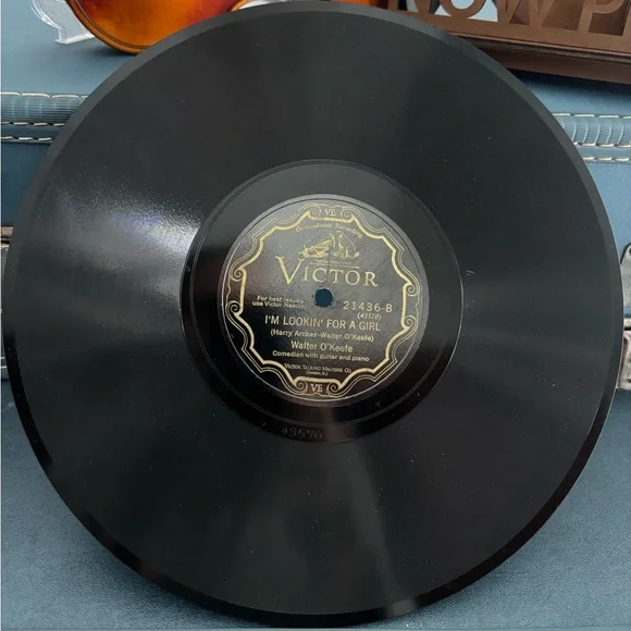 Rare !I'M LOOKIN' FOR A GIRL by comedian Walter O'Keefe. phonograph record